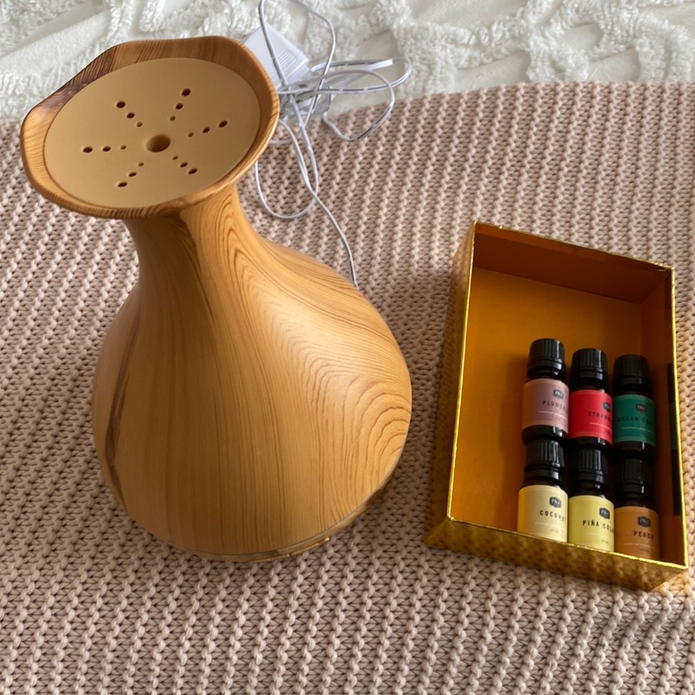 Used essential oil diffuser and scent set